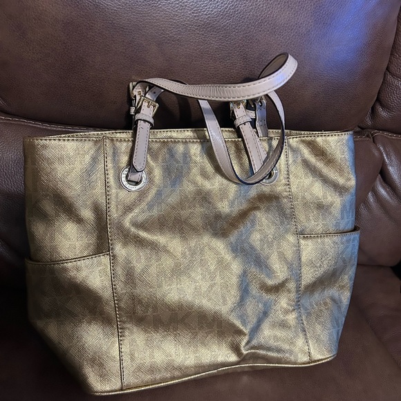 2 piece Michael Kors tote & MK business cardholder - Picture 2 of 16
